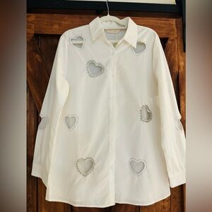 🤍✨NWT WHITE HEART CUTOUT BUTTON DOWN SHIRT🤍✨